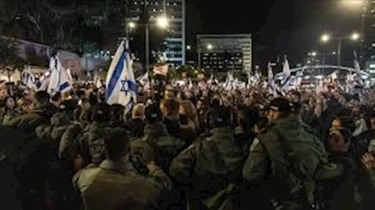 عائلات الجنود الإسرائيليين تصعّد احتجاجاتها وتغلق شريانًا حيويًا قرب تل أبيب